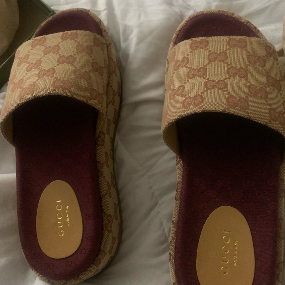 Real Gucci Tan and Red Slippers Luxurious Comfort. Never worn. Brand New